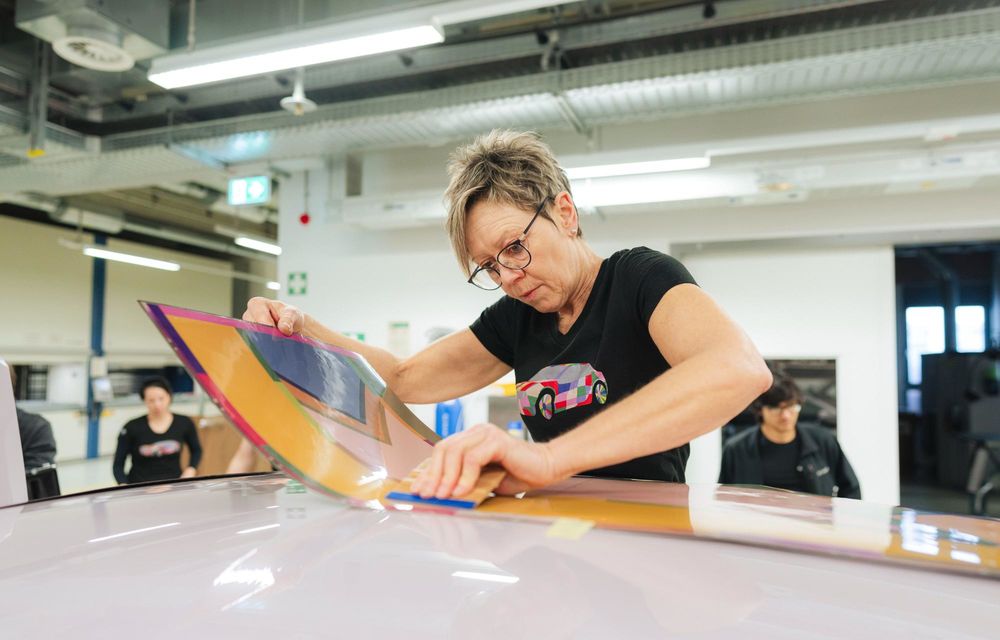 Electricul BMW i5, transformat în Art Car: grafică digitală care își schimbă culoarea - Poza 17