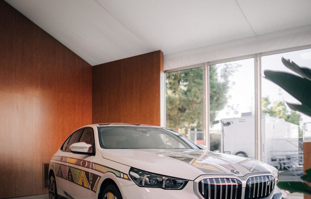 Electricul BMW i5, transformat în Art Car: grafică digitală care își schimbă culoarea - Poza 21