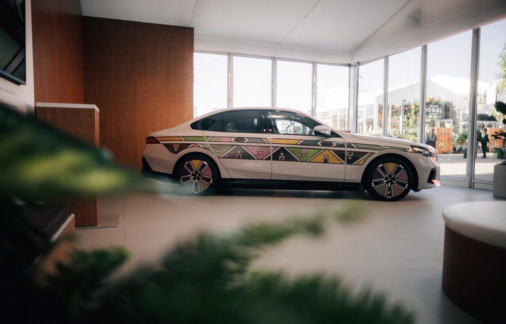 Electricul BMW i5, transformat în Art Car: grafică digitală care își schimbă culoarea - Poza 22