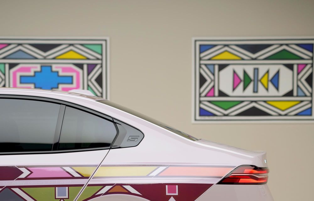 Electricul BMW i5, transformat în Art Car: grafică digitală care își schimbă culoarea - Poza 35