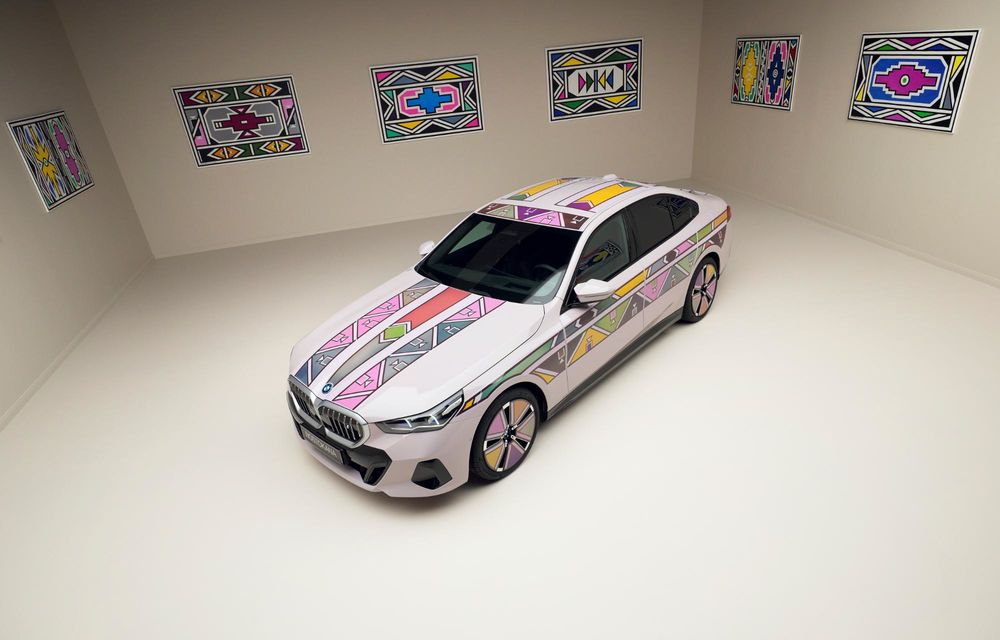 Electricul BMW i5, transformat în Art Car: grafică digitală care își schimbă culoarea - Poza 50