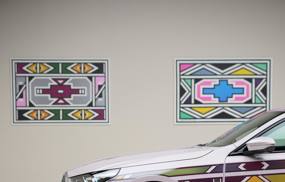 Electricul BMW i5, transformat în Art Car: grafică digitală care își schimbă culoarea - Poza 53
