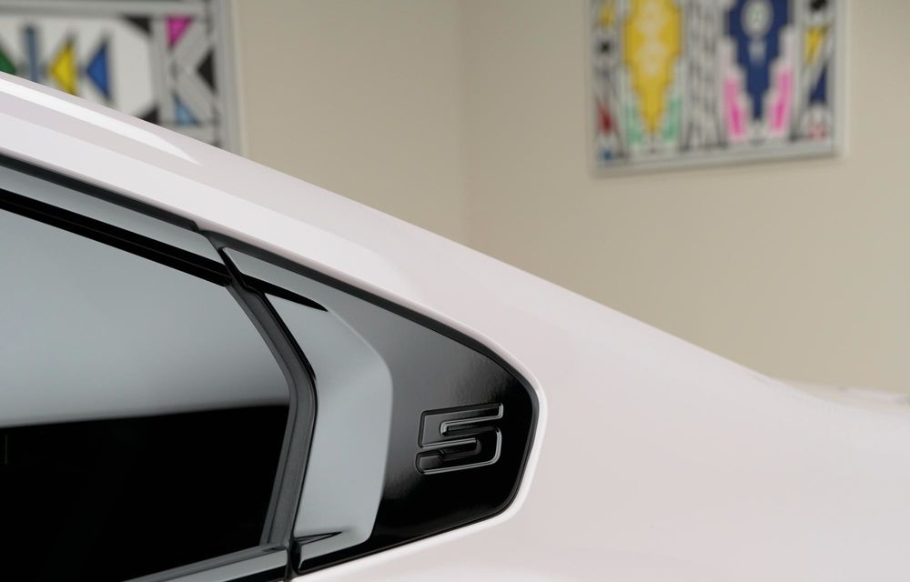 Electricul BMW i5, transformat în Art Car: grafică digitală care își schimbă culoarea - Poza 54
