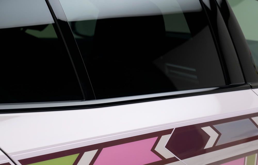 Electricul BMW i5, transformat în Art Car: grafică digitală care își schimbă culoarea - Poza 55