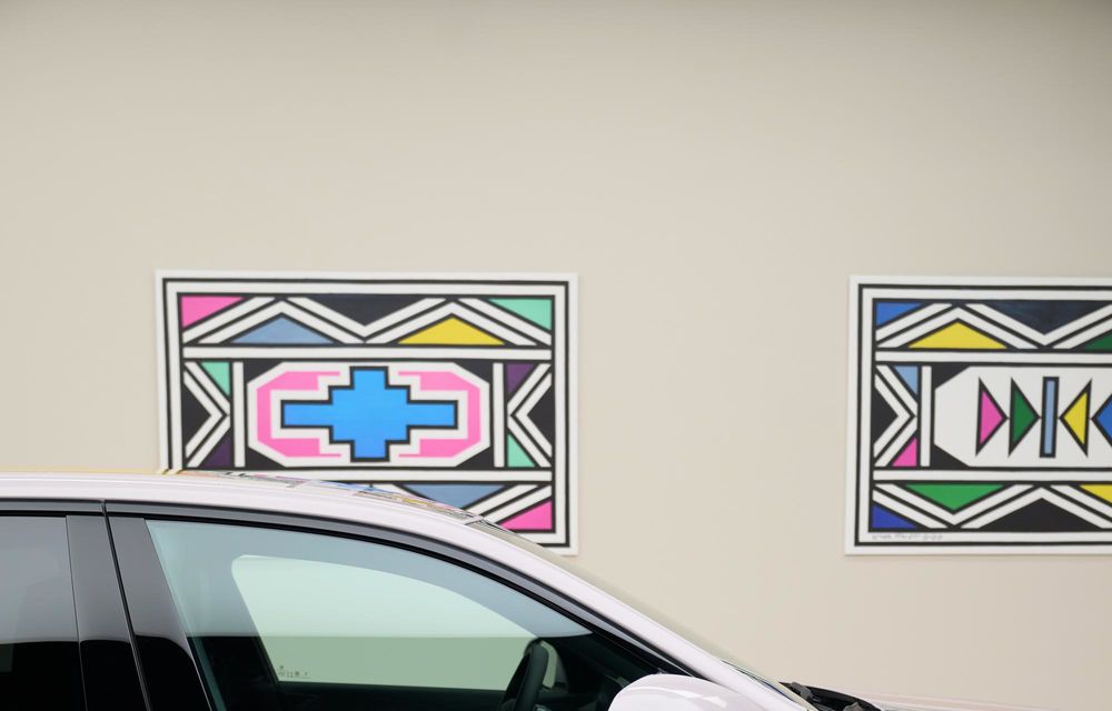 Electricul BMW i5, transformat în Art Car: grafică digitală care își schimbă culoarea - Poza 57