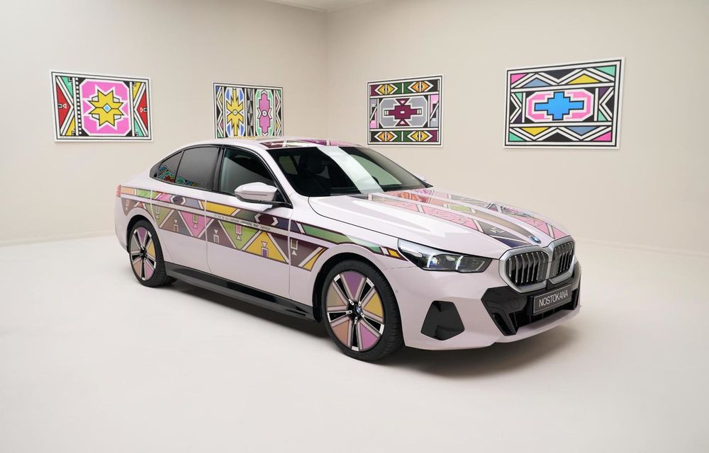 Electricul BMW i5, transformat în Art Car: grafică digitală care își schimbă culoarea - Poza 1