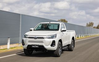 OFICIAL: Toyota Hilux va primi o versiune electrică în 2025