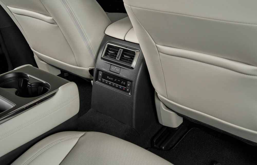 PREMIERĂ: Am văzut pe viu noua Mazda CX-80. Iată 5 lucruri esențiale! - Poza 12