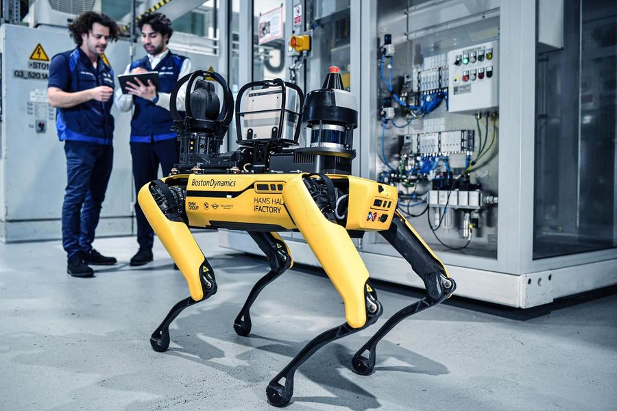Faceți cunoștință cu SpOTTO, noul câine robot folosit de BMW pentru producția de motoare