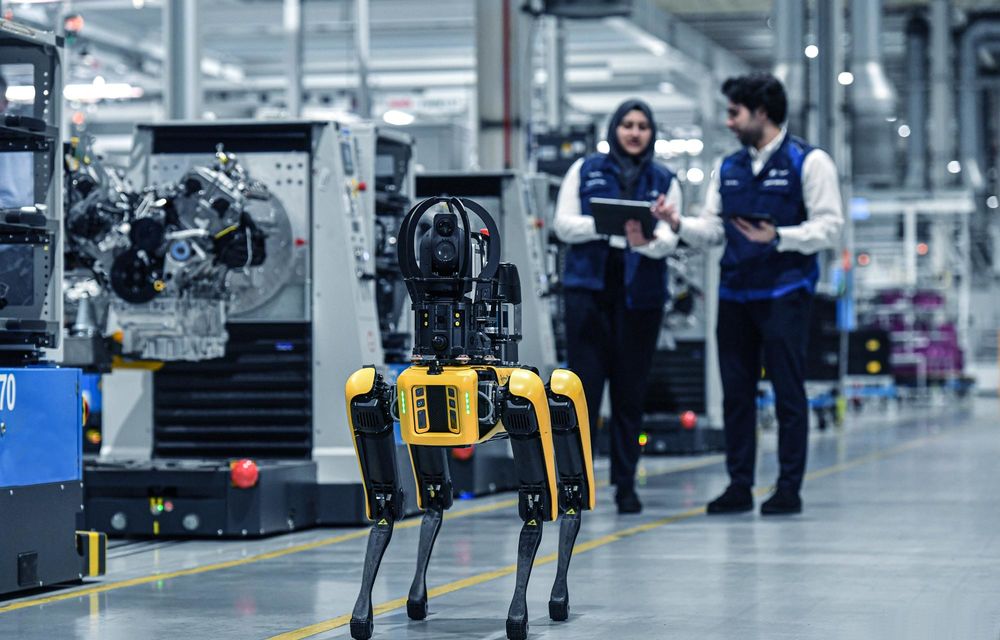 Faceți cunoștință cu SpOTTO, noul câine robot folosit de BMW pentru producția de motoare - Poza 7