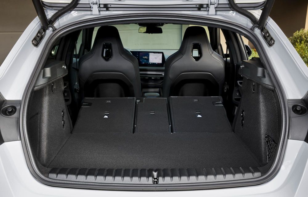 Noul BMW Seria 1 facelift: motorizări electrificate și, în premieră, plafon contrastant - Poza 29