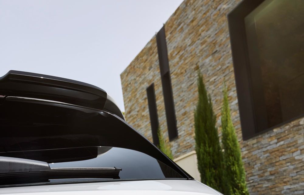 Noul BMW Seria 1 facelift: motorizări electrificate și, în premieră, plafon contrastant - Poza 50