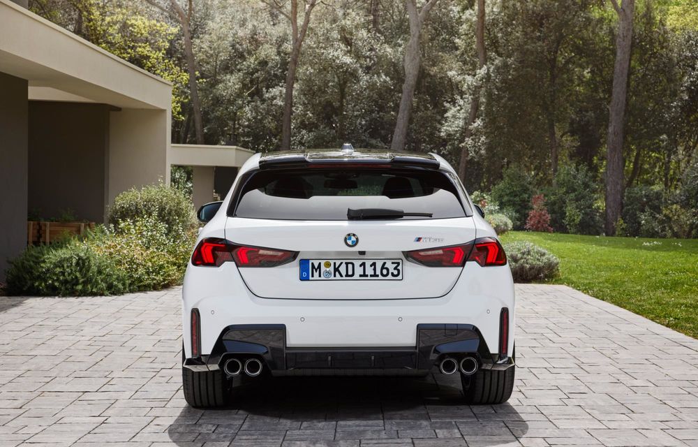Noul BMW Seria 1 facelift: motorizări electrificate și, în premieră, plafon contrastant - Poza 55