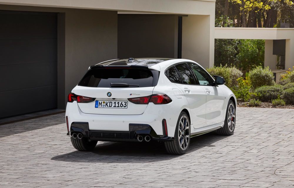 Noul BMW Seria 1 facelift: motorizări electrificate și, în premieră, plafon contrastant - Poza 70