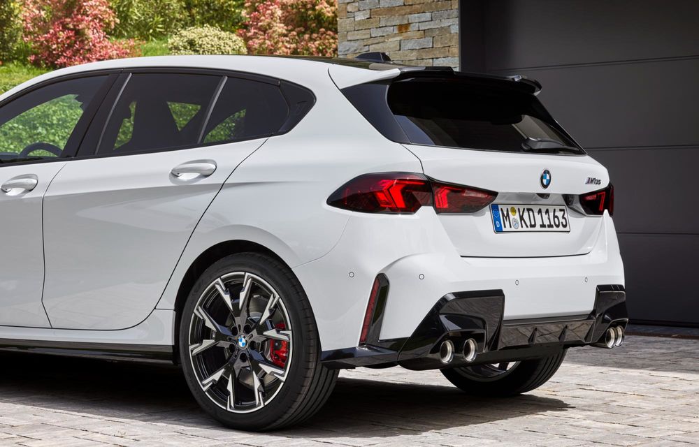 Noul BMW Seria 1 facelift: motorizări electrificate și, în premieră, plafon contrastant - Poza 77