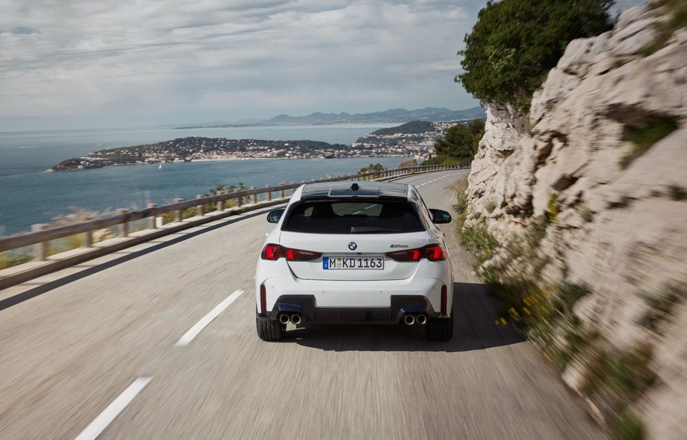 Noul BMW Seria 1 facelift: motorizări electrificate și, în premieră, plafon contrastant - Poza 85