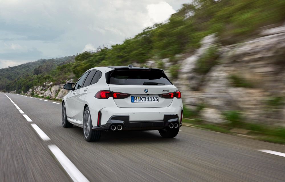 Noul BMW Seria 1 facelift: motorizări electrificate și, în premieră, plafon contrastant - Poza 107
