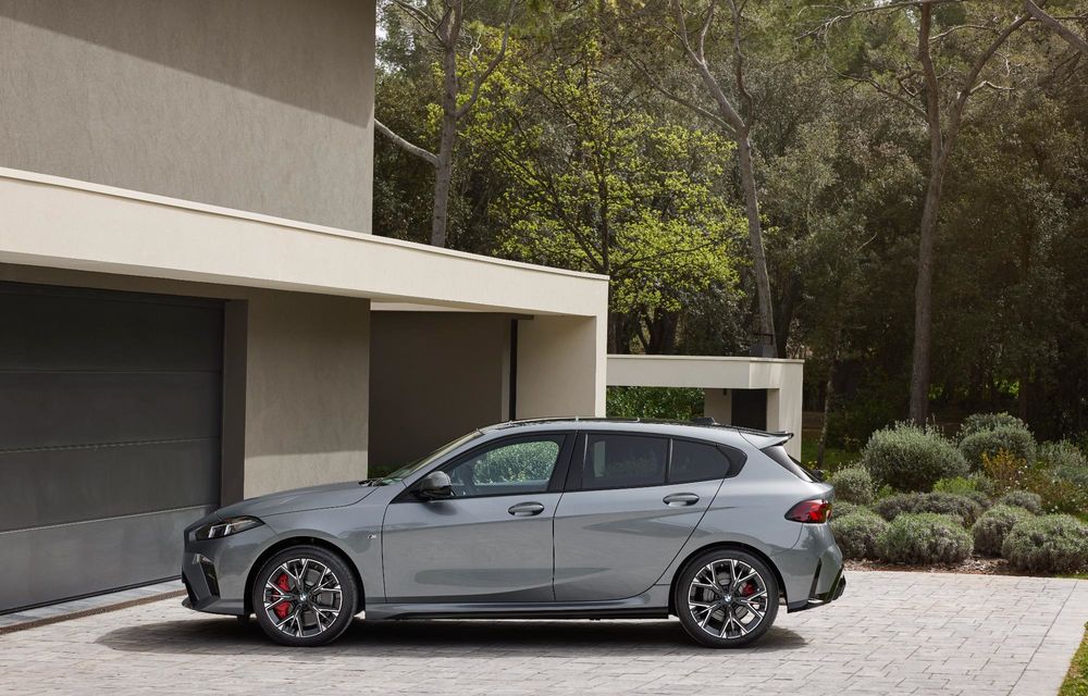Noul BMW Seria 1 facelift: motorizări electrificate și, în premieră, plafon contrastant - Poza 121