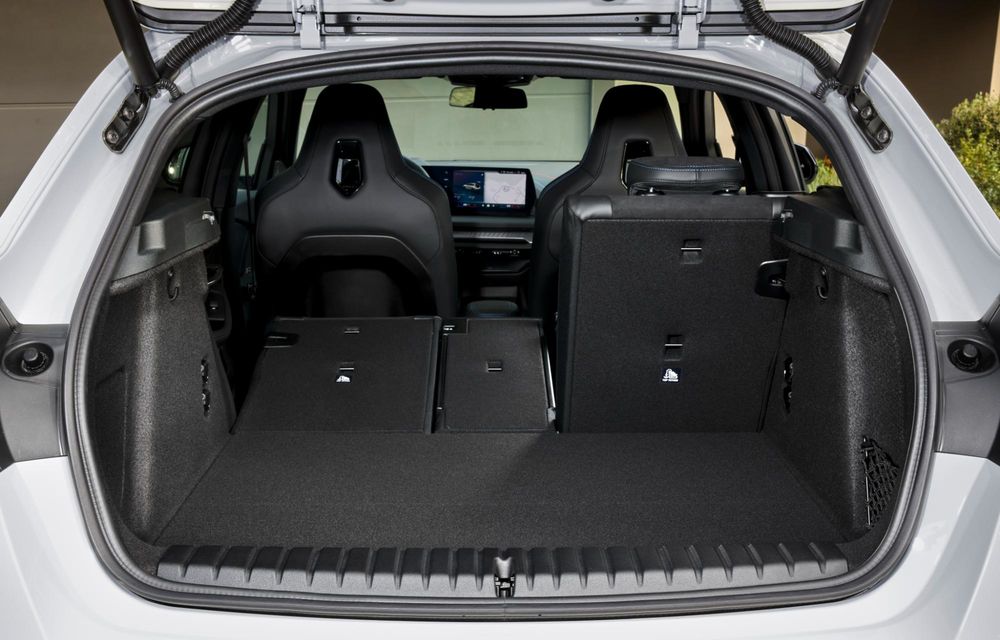 Noul BMW Seria 1 facelift: motorizări electrificate și, în premieră, plafon contrastant - Poza 28