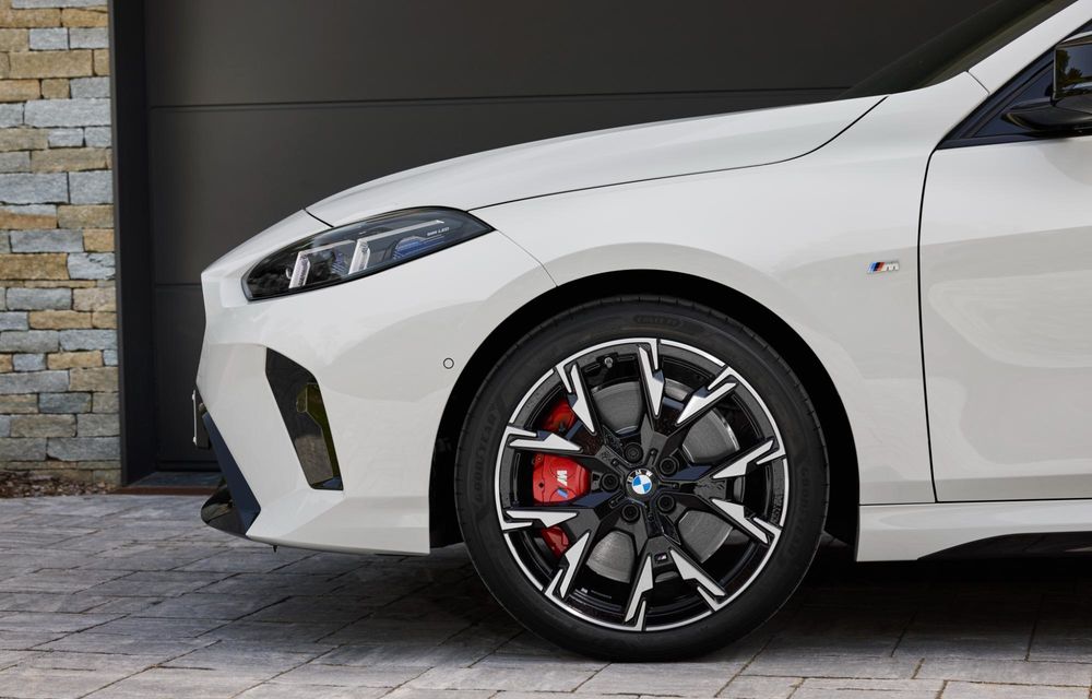 Noul BMW Seria 1 facelift: motorizări electrificate și, în premieră, plafon contrastant - Poza 82