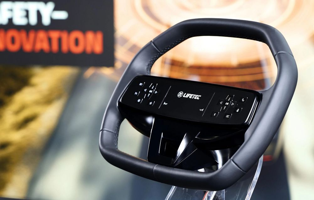 ZF reinventează volanul: airbag repoziționat și posibilitatea instalării unui display în volan - Poza 1