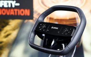 ZF reinventează volanul: airbag repoziționat și posibilitatea instalării unui display în volan
