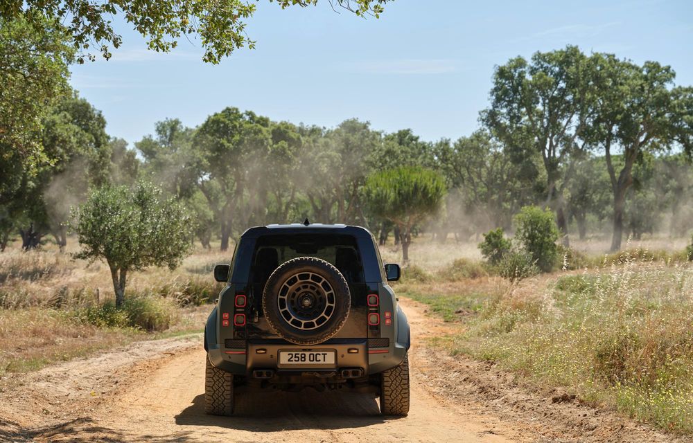 Acesta este noul Land Rover Defender OCTA: cel mai puternic Defender din istorie are 635 CP - Poza 43