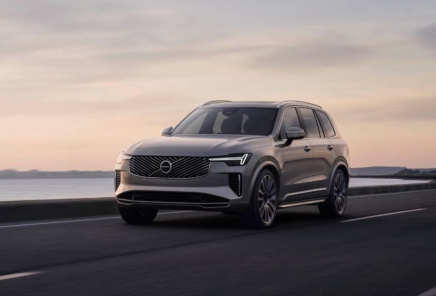 Volvo prezintă noul XC90 facelift: grilă revizuită și interior mai practic