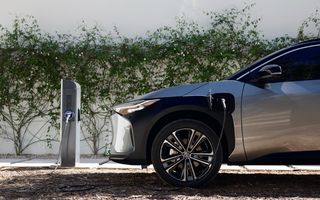 Toyota își revizuiește planurile de electrificare: producția de mașini electrice, redusă cu 33%