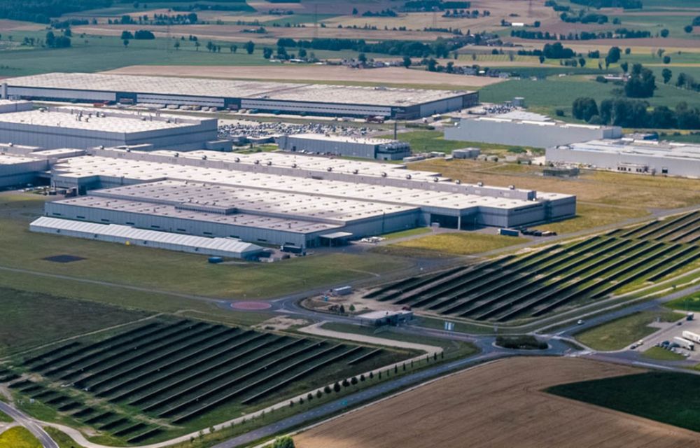 PREMIERĂ: O uzină Volkswagen a produs mașini doar cu energie solară - Poza 1