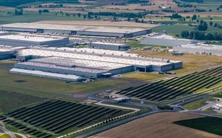 PREMIERĂ: O uzină Volkswagen a produs mașini doar cu energie solară