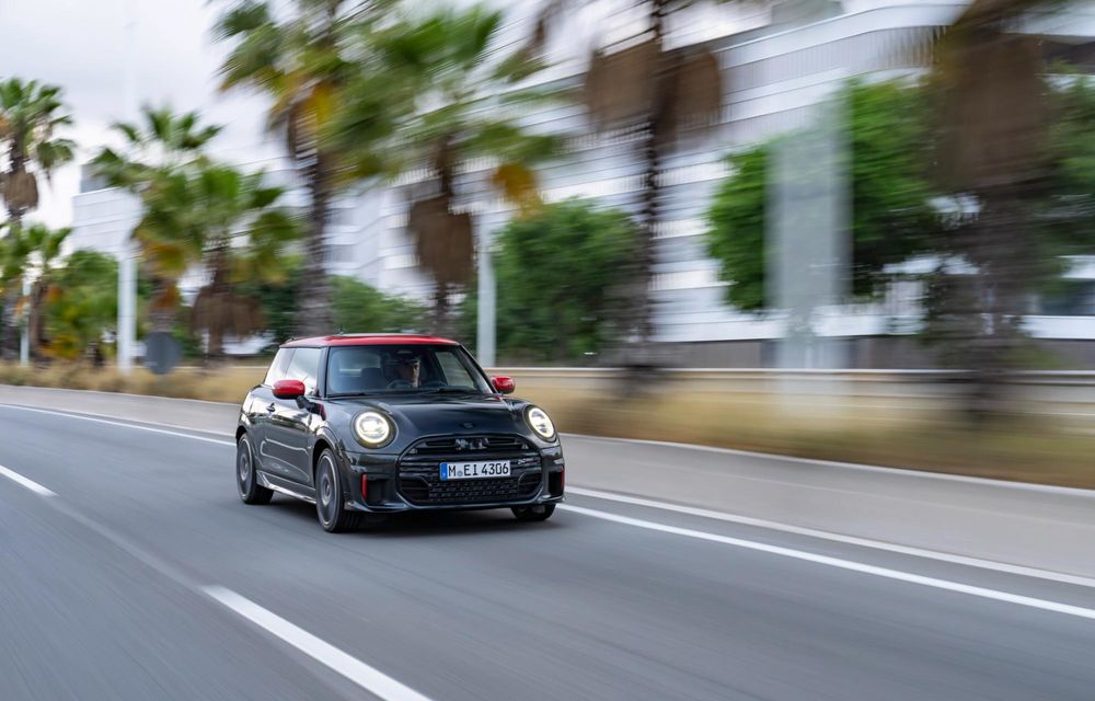 Noul Mini John Cooper Works cu motor pe benzină: dispare cutia manuală - Poza 24