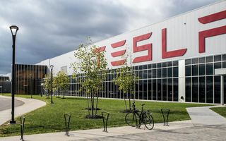 Tesla a ajuns la o valoare de piață de peste un trilion de dolari