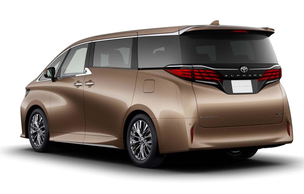 Toyota a lansat primul monovolum PHEV din Japonia - Poza 2