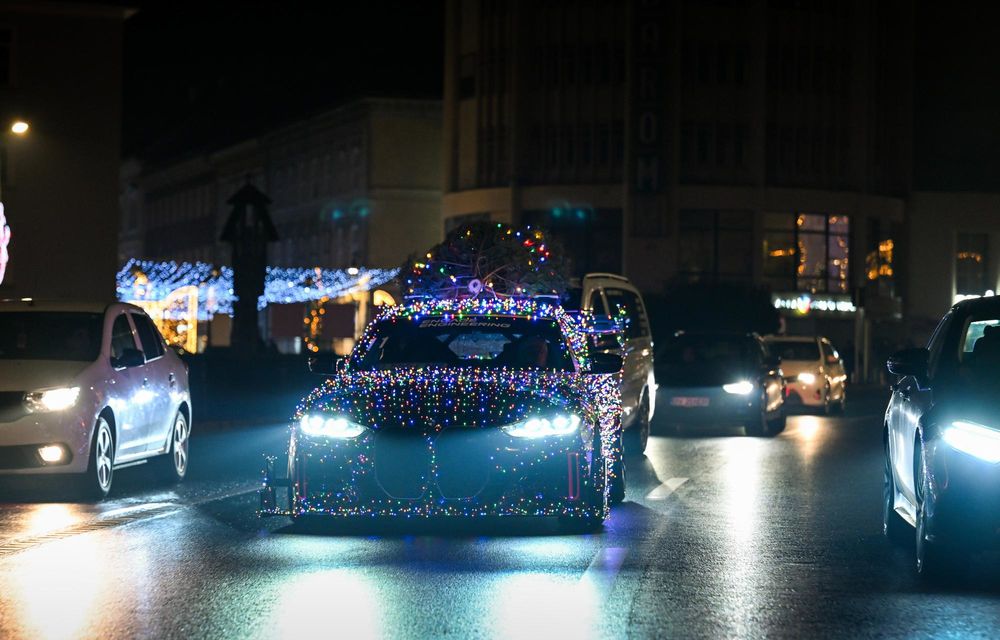 „Elsa” în haine de sărbătoare: BMW i4 Racing testat de Moș Crăciun pe străzile din Brașov - Poza 17