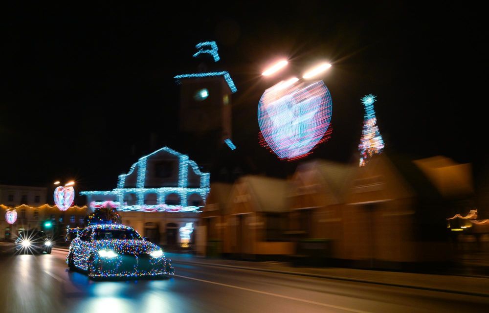 „Elsa” în haine de sărbătoare: BMW i4 Racing testat de Moș Crăciun pe străzile din Brașov - Poza 30