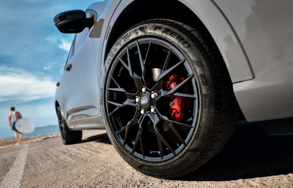 Ford Kuga primește un pachet de design nou: jante de 20 de inch și plafon negru - Poza 6