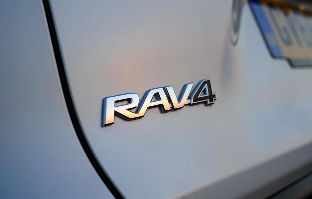 Primele imagini oficiale cu viitoarea Toyota RAV4: debut în această primăvară - Poza 1