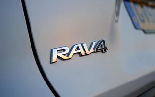 Primele imagini oficiale cu viitoarea Toyota RAV4: debut în această primăvară