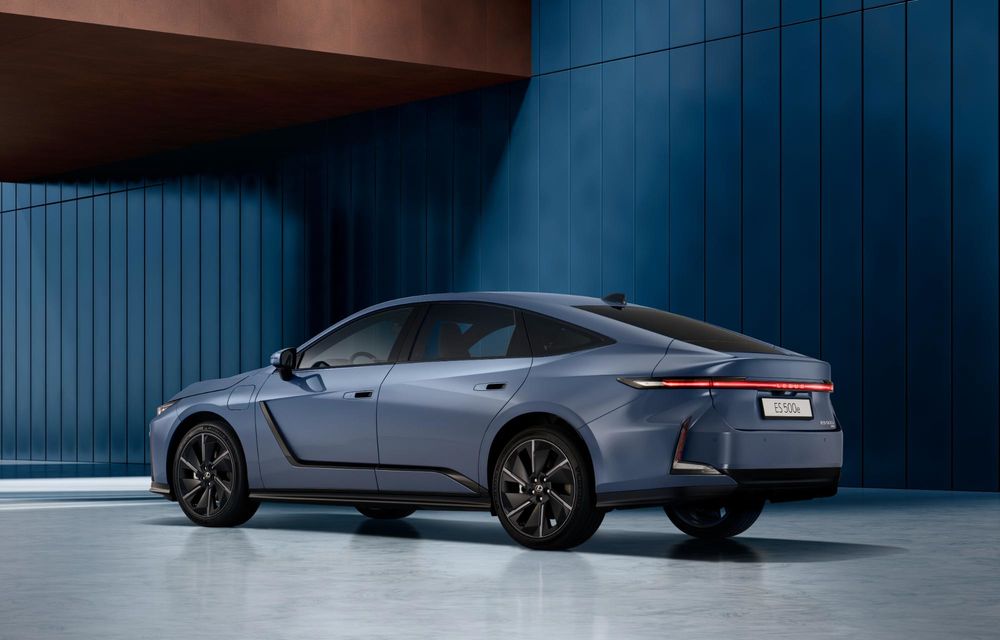 Cu ochii pe Mercedes-Benz, BMW și Audi: noul Lexus ES a debutat în Europa - Poza 2