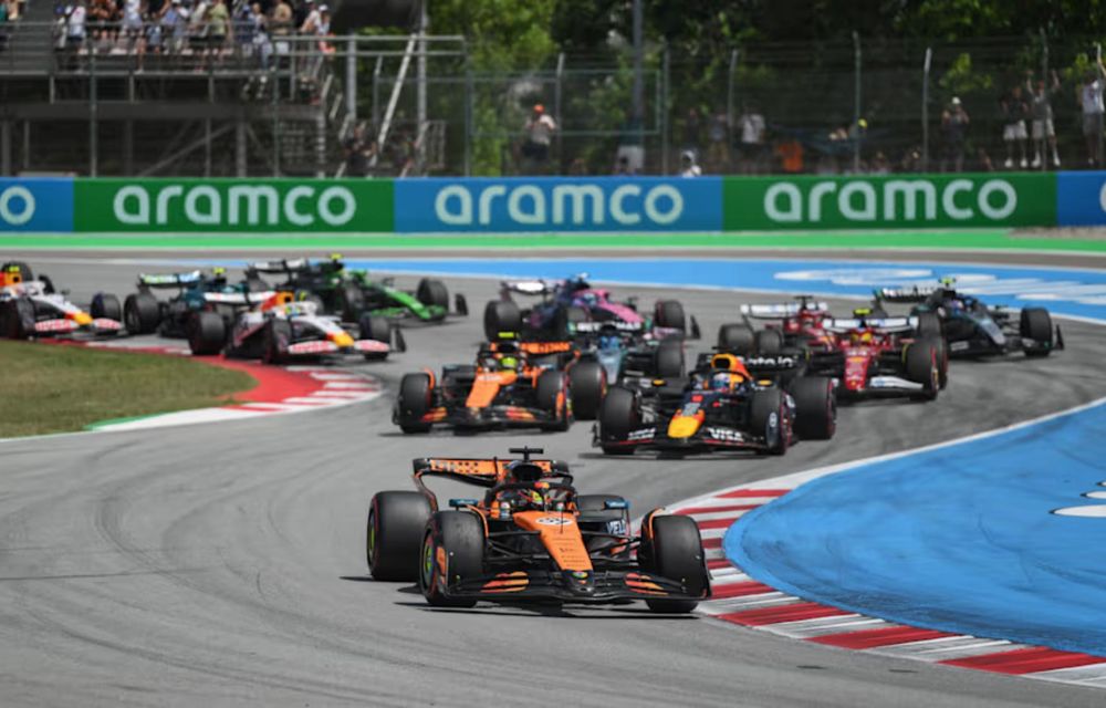 F1: Oscar Piastri câștigă în Spania. Verstappen, penalizat după un acroșaj cu George Russell - Poza 2