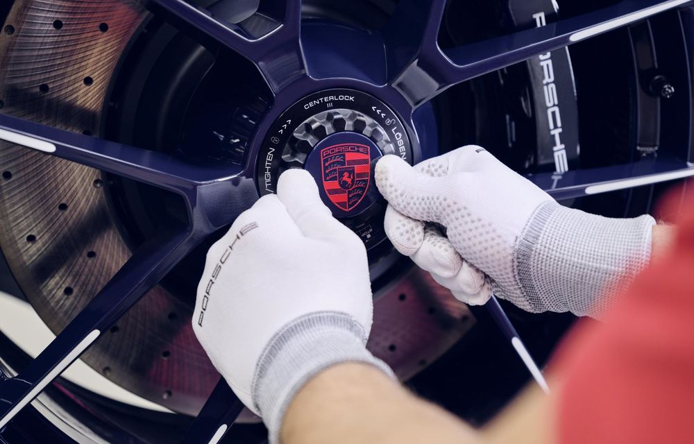 Porsche sărbătorește 40 de ani de prezență în Italia cu ediții speciale pentru 911 și Taycan - Poza 7