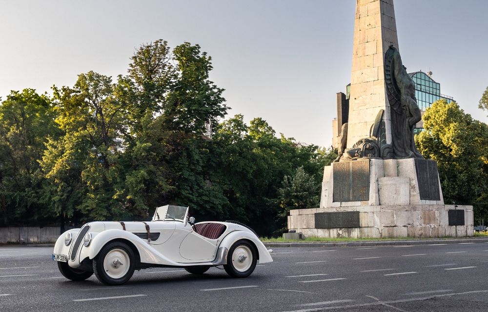 BMW recrează o fotografie din 1937, cu legendarul 328, la Statuia Aviatorilor din București - Poza 1