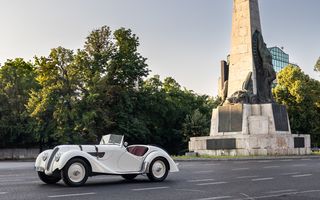 BMW recrează o fotografie din 1937, cu legendarul 328, la Statuia Aviatorilor din București