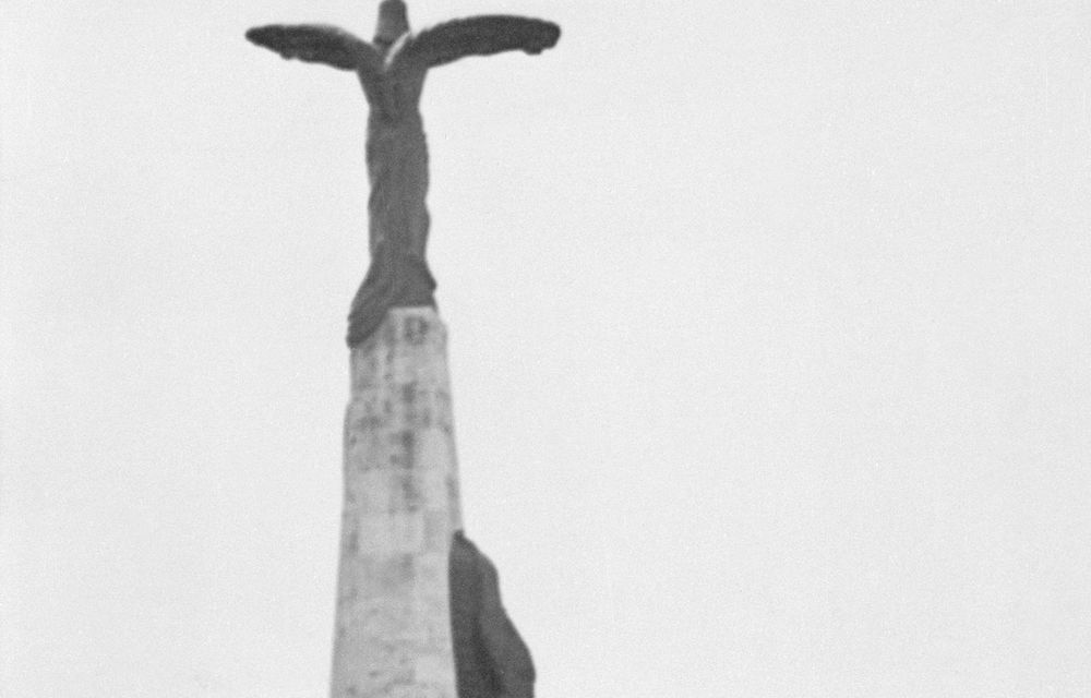 BMW recrează o fotografie din 1937, cu legendarul 328, la Statuia Aviatorilor din București - Poza 2