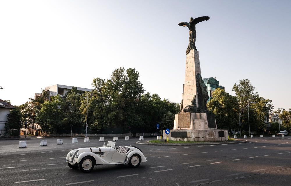 BMW recrează o fotografie din 1937, cu legendarul 328, la Statuia Aviatorilor din București - Poza 7