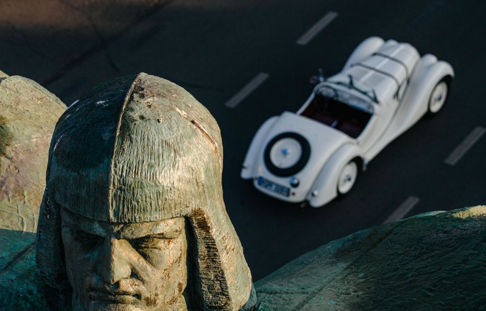 BMW recrează o fotografie din 1937, cu legendarul 328, la Statuia Aviatorilor din București - Poza 8