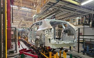 Producția auto națională: scăderi pentru uzina Dacia de la Mioveni