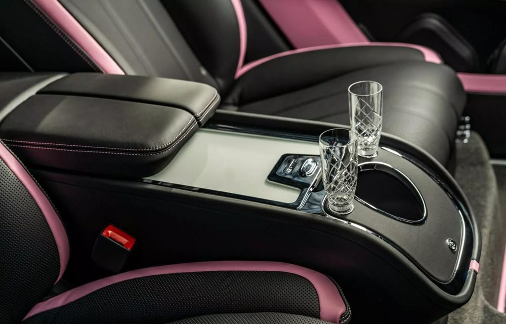 Bentley creează un Bentayga personalizat în nuanța Roz Candy pentru un client - Poza 5