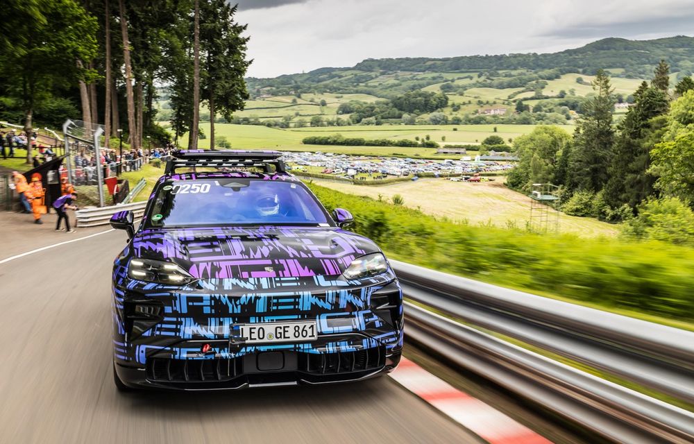 Imagini noi cu viitorul Porsche Cayenne electric: record pe celebra urcare de la Shelsley Walsh - Poza 4